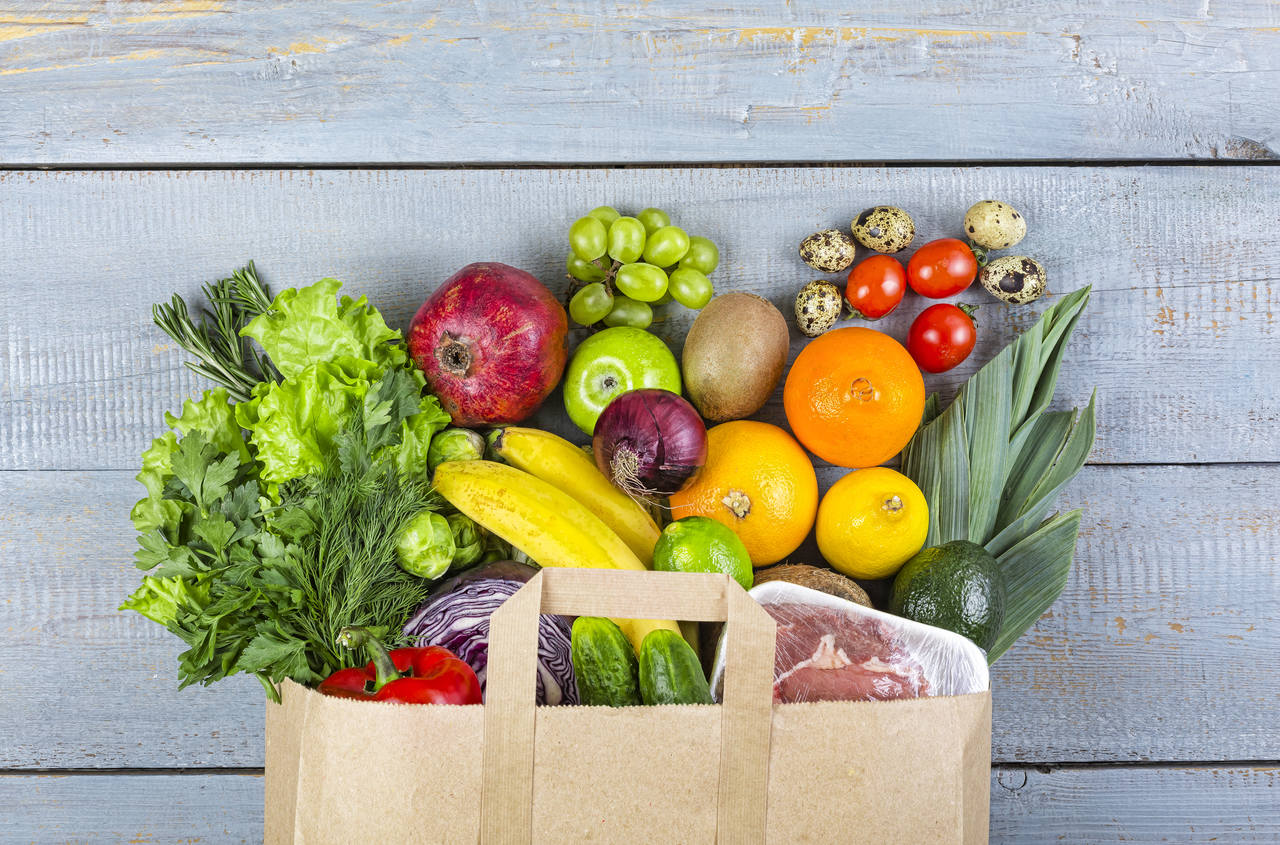 Embalagem com alimentos perecíveis, como frutas, verduras e carne.