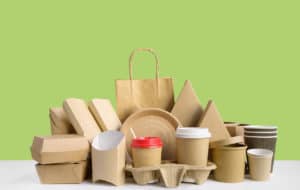 Diversos tipos de embalagem na logística. com formatos e materiais distintos.
