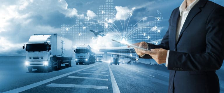 Uso do recurso machine learning pelos transportadores, com representação de um tablet e vários caminhões.