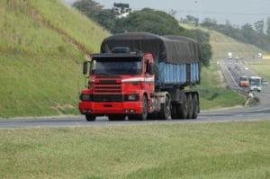 Caminhão na estrada ilustra o transporte rodoviário no Brasil.