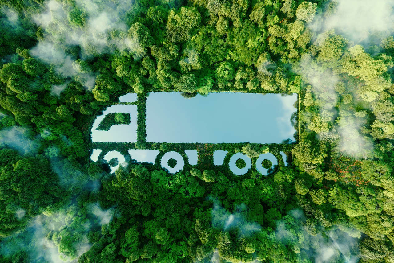 Imagem de um caminhão em meio á natureza ilustra a logística verde.